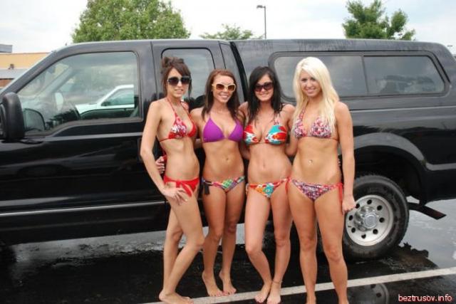 Шикарные девушки позируют рядом с авто в купальниках