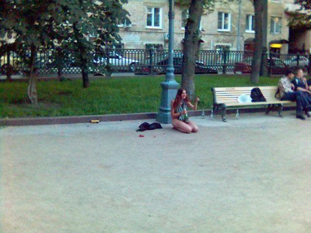 Девчонки позируют на улице и показывают киски в общественных местах