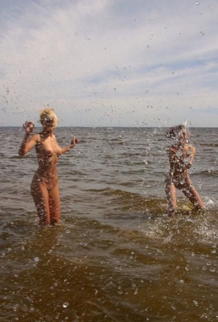 Мокрые девушки без трусов позируют у моря