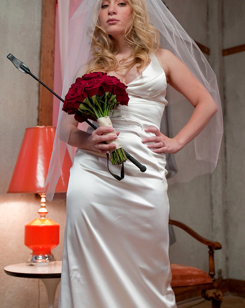 Невеста трахает страпоном жениха с элементами БДСМ в сексе на свадьбе
