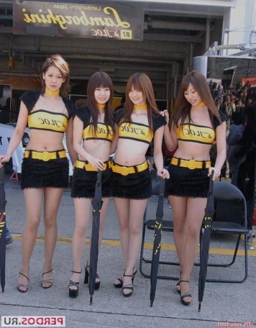 Азиатки фотомодели позируют в сексуальной одежде возле авто и мото